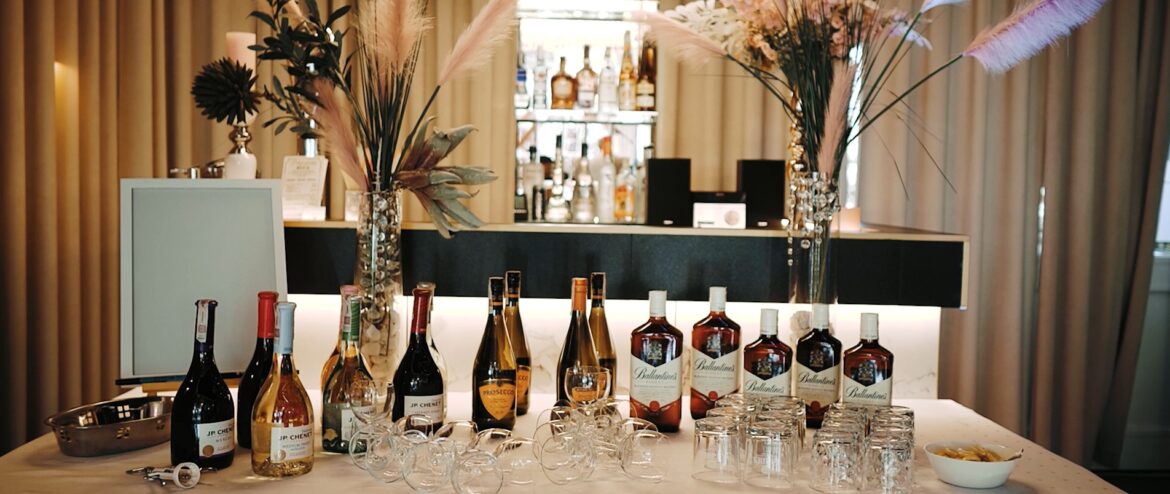 Zespół czy DJ na wesele: Co wybrać, aby goście bawili się doskonale?