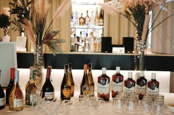 Zespół czy DJ na wesele: Co wybrać, aby goście bawili się doskonale?