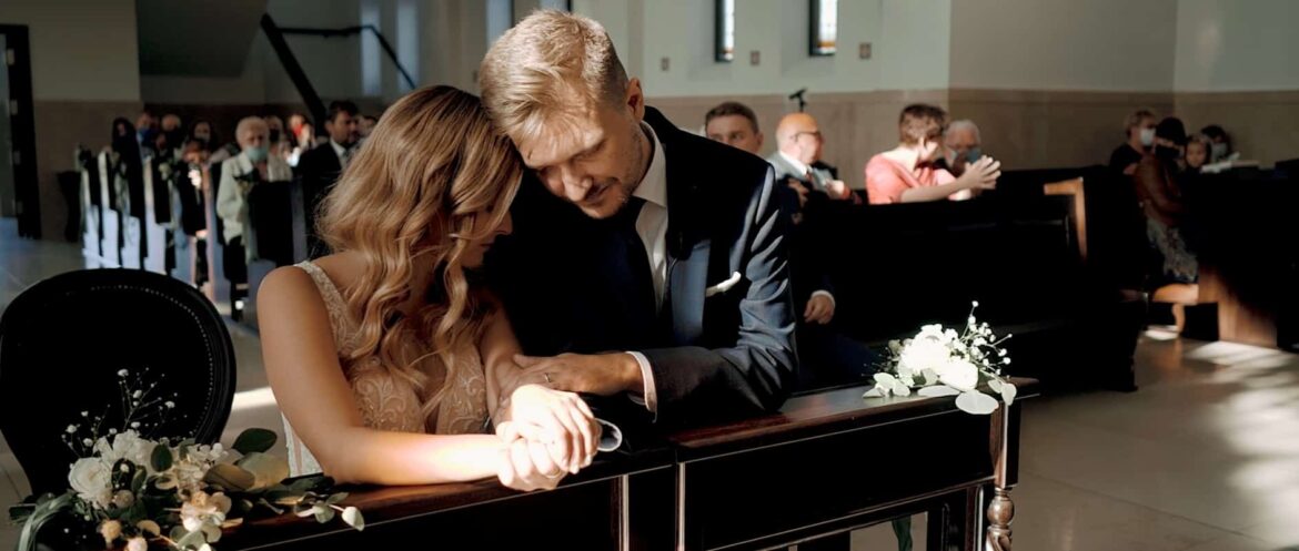 Niezapomniane chwile na ślubie: Jak zorganizować ceremonię, która zostanie w pamięci gości na długo