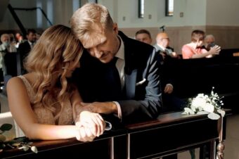 Niezapomniane chwile na ślubie: Jak zorganizować ceremonię, która zostanie w pamięci gości na długo