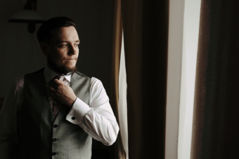 Moda Ślubna: Porady dotyczące wyboru sukni i garnituru, które pasują do waszej osobowości